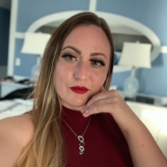 Meet your Posher, Valerie - Picture 1 of 4